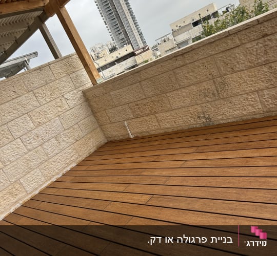דק עץ על מרפסת עם נוף עירוני